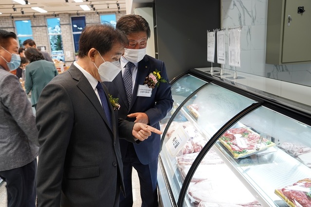 ▲ 송기섭 진천군수(오른쪽서 두번째)가 22일 농산물유통지원센터 개장식 뒤 농축산물직매장을 둘러보고 있다.ⓒ진천군