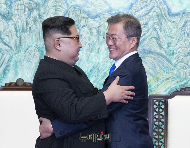 ▲ 문재인 대통령(오른쪽)과 북한 김정은이 지난 2018년 4월 27일 오후 경기 파주 판문점에서 '판문점 선언문'에 서명한 직후 포옹하고 있다.ⓒ한국공동사진기자단
