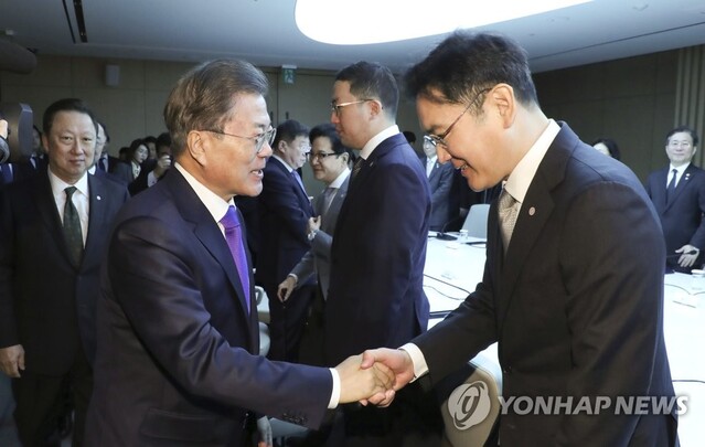 ▲ 올 2월 코로나19 대응 경제계 간담회에서 만나 악수하는 문재인 대통령과 이재용 삼성전자 부회장.ⓒ연합뉴스