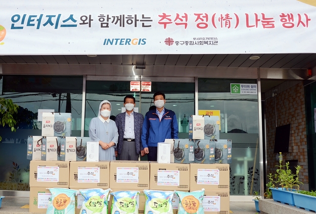 ▲ 인터지스 권광용 본부장과(가운데) 박정환 노조위원장이(오른쪽) 22일 중구종합사회복지관에 기부금을 전달하고 기념촬영을 하고 있다.ⓒ동국제강