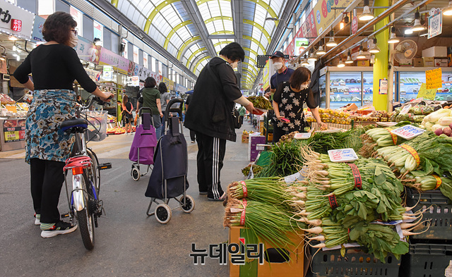 ▲ 22일 오전 서울 양천구 양천구보건소에 설치된 선별진료소가 한산한 모습을 보이고 있다. ⓒ박성원 기자