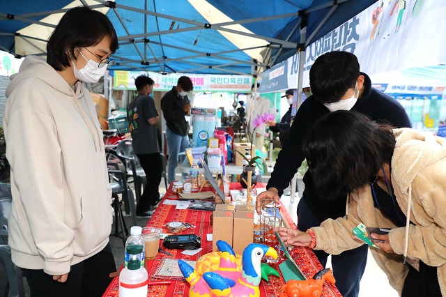 ▲ 의성 살아보기 참여 청년들이 ‘제2회 청춘행복장터’를 열었다.ⓒ의성군