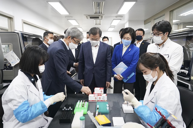 ▲ 문재인 대통령이 25일 서울 송파구 코로나19 진단시약 긴급사용 승인 기업 씨젠에서 연구 시설을 시찰하고 있다. ⓒ뉴시스