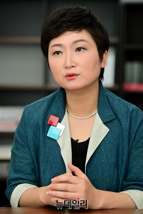 ▲ 본지와 인터뷰 중인 이언주 전 국민의힘 국회의원. 그는 본지에 