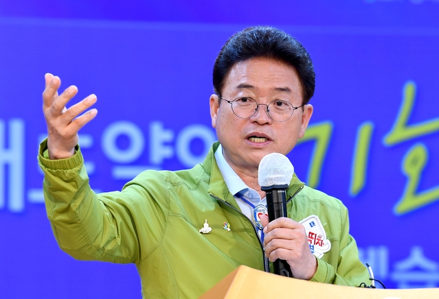 ▲ 이철우 경북도지사는 “대역사인 통합신공항 건설의 성공적 추진을 위해서는 발 빠르게 전략을 수립하고 과감하게 실행해야 한다”면서 “혁신적 공항경제권을 조성하고 연계 인프라를 구축해 공항 건설의 파급효과가 지역 전체에 균형 있게 일어나도록 지혜와 역량을 총결집하겠다”고 밝혔다.ⓒ경북도