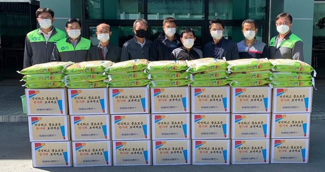 ▲ 소외계층에 전달할 쌀을 앞에두고 아세아시멘트 임직원들이 기념촬영을 하고 있다.ⓒ아세아시멘트 단양공장
