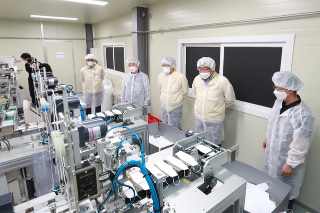 ▲ 예천군은 22일 오후 4시 보문면 소재 제2농공단지에서 김학동 군수(오른쪽에서 두번째)를 비롯한 최병인 성빈주식회사 대표, 예천군 관계자 등이 참석한 가운데 마스크 생산 공장 입주식을 가졌다.ⓒ예천군