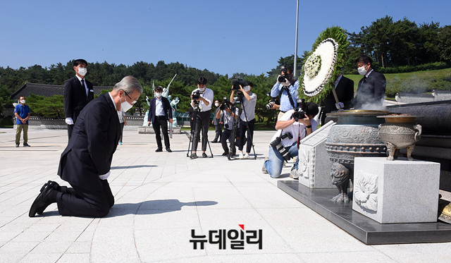 ▲ 지난달 광주 5·18민주묘지를 찾은 김종인 위원장이 헌화한 뒤 무릎 꿇고 참배하고 있다.ⓒ박성원 사진기자