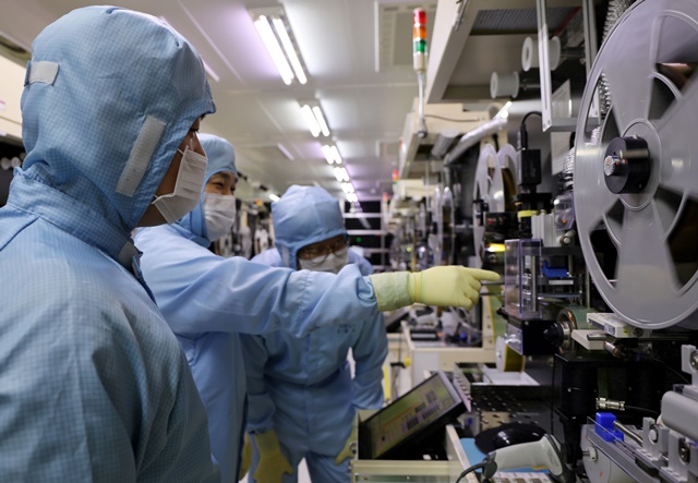 ▲ 지난 22일 LG이노텍 구미사업장에서 LG이노텍 노조원과 협력사 직원들이 테이프 서브스트레이트 검사 장비를 함께 살펴보고 있다. ⓒLG이노텍