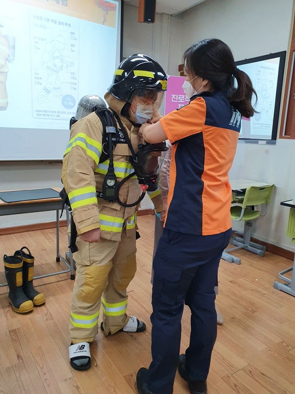 ▲ 증평소방서는 22일 형석중 학생들을 대상으로 미래소방관 체험교실을 운영했다.ⓒ증평소방서