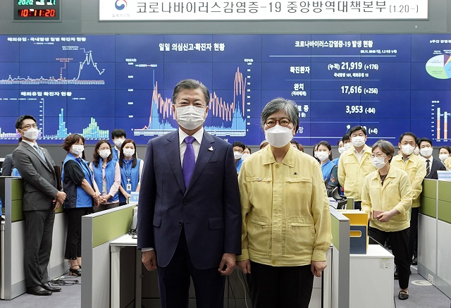 ▲ 지난 11일 정은경 초대 질병관리청장에게 임명장을 수여한 문재인 대통령. ⓒ청와대