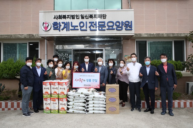 ▲ 정해종 의장을 비롯한 백인규 부의장과 각 상임위원장, 지역구 의원 등은 이날 오전 사회복지시설인 향기마을과 학계노인전문요양원을 방문했다.ⓒ포항시의회