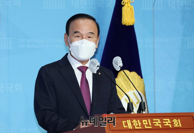 ▲ 박덕흠(사진) 국민의힘 의원이 23일 오후 국회 소통관에서 기자회견을 열고 탈당을 선언하는 모습. ⓒ이종현 기자