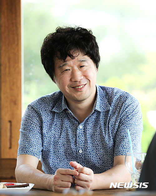 ▲ 일명 '조국 흑서'로 불리는 '한 번도 경험해 보지 못한 나라'의 공동 저자인 서민 단국대 의대 교수가 문재인 정부를 강하게 비판했다. ⓒ뉴시스