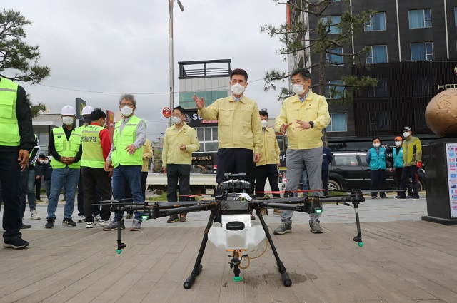 ▲ 포항시는 영일대해수욕장·포항 철길숲을 중심으로 드론방역을 실시했다.ⓒ포항시