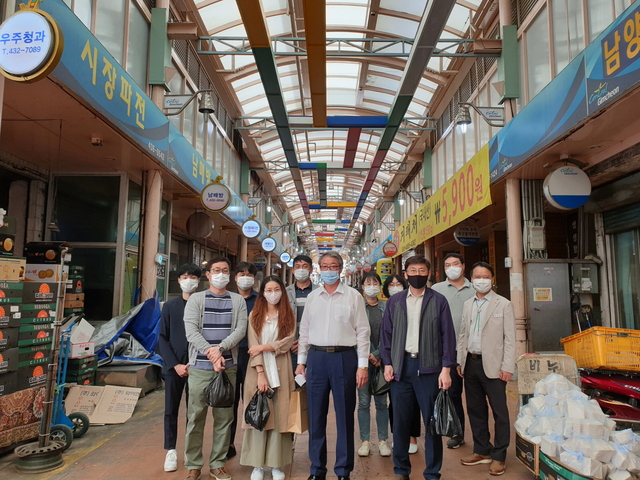 ▲ 김천시 회계과는 지난 23일 추석 명절을 맞이해 진행된 ‘추석맞이 전통시장 SOS 장보기’ 행사에 동참했다.ⓒ김천시