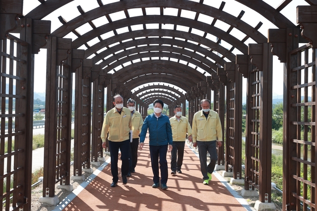 ▲ 성주군은 군민의 휴식공간인 성밖숲에서 별고을 체육공원 간 군민 건강산책로인 헬스로드를 민족최대의 명절 한가위를 맞아 코로나19로 지친 군민들을 위해 공사 준공 전 28일부터 4일 기간 중 임시 개통한다.ⓒ성주군