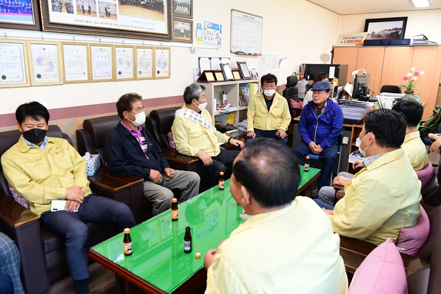 ▲ 곽용환 고령군수는 23일 고령대가야시장을 방문해 전통시장을 직접 방역 및 점검하고, 경기침체로 어려움을 겪고 있는 상인들의 애로사항을 청취하는 민생소통 간담회를 가졌다.ⓒ고령군