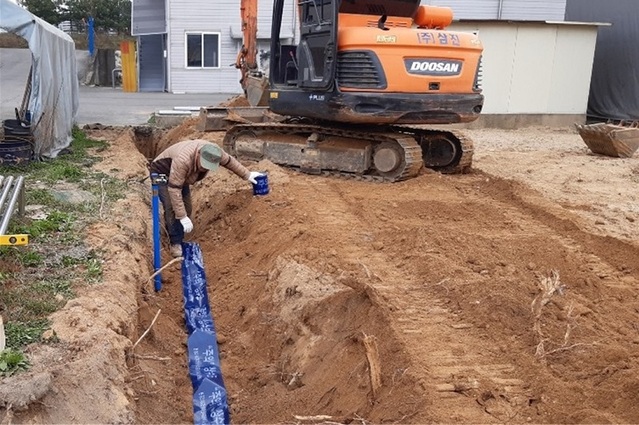 ▲ 충북 진천에 있는 ㈜삼진이 암투병 중인 이월면 한 가정의 상수도 급수공사를 하고 있다.ⓒ진천군