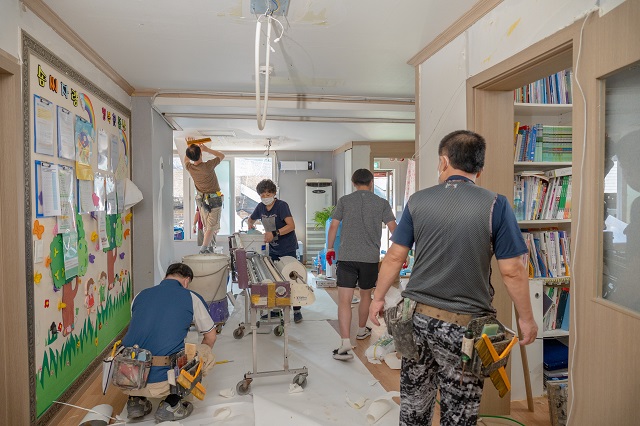 ▲ 포스코건설이 코로나19로 인해 사회적거리두기 차원에서 전문용역업체를 통해 행복한동산 지역아동센터의 바닥공사 봉사활동을 실시하고 있다.ⓒ포스코건설