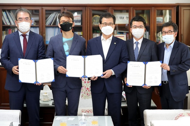 ▲ 충북도와 청주시, 충북경제자유구역청은 24일 도청에서 비엘엔에이치㈜ 등 3개사와 오송 바이오폴리스지구 내 공장 신축을 위한 투자협약을 체결했다.ⓒ충북도