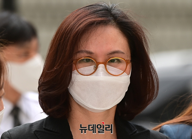 ▲ 지난주 17일 재판을 받던 중 쓰러져 구급차로 이송됐던 조국 전 장관의 배우자 정경심 동양대 교수가 24일 오후 서울 서초구 서울중앙지법에서 열린 재판에 입장하고 있다. ⓒ정상윤 기자