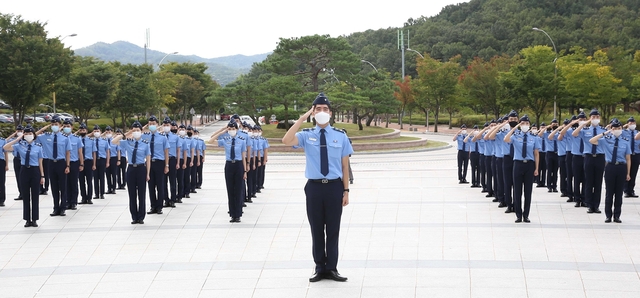 ▲ 영진전문대학교 제6기 공군 부사관학군단(RNTC) 입단식이 24일 오전 이 대학 글로벌캠퍼스(칠곡) 인제니움관 앞 광장에서 개최됐다. 사진은 입단식에서 선서하는 후보생들.ⓒ영진전문대