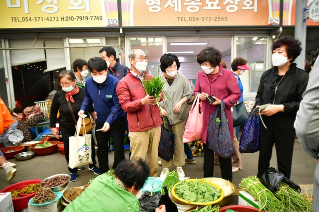 ▲ 이승율 청도군수가 민족 최대 명절인 추석을 앞두고 전통시장 장보기에 나서 상인들을 격려하고 현장의 소리를 청취하는 등 지속적인 민생 행보를 이어갔다.ⓒ청도군