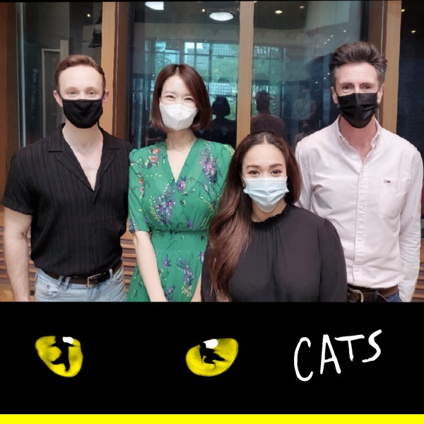 ▲ 좌측부터 스킴블샹스 역의 헤이든 바움, DJ 정지영, 그리자벨라 역의 조아나 암필, '캣츠' 40주년의 음악감독 피터 맥카티.ⓒ에스앤코