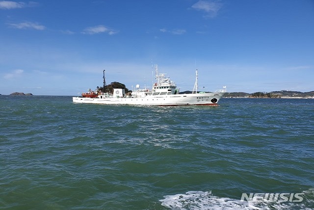 ▲ 인천 옹진군 연평도 해상에 실종됐다가 북한에서 피격된 공무원이 탑승했던 해당 어업지도선 무궁화 10호가 정박돼 있다.ⓒ뉴시스