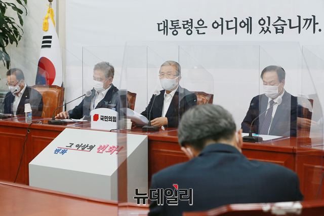 ▲ 김종인 국민의힘 비대위원장이 25일 국회에서 열린 긴급 비대위회의를 주재하고 있다.ⓒ공공취재단