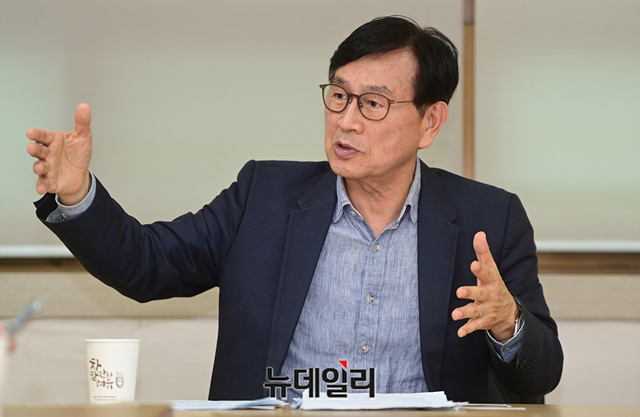 ▲ 유재중 전 의원은 부산시장 보궐선거에 대한 공식적인 출마 선언을 추석 이후로 생각하고 있다. 사진은 본지와 인터뷰 중인 유 전 의원의 모습. ⓒ정상윤 기자
