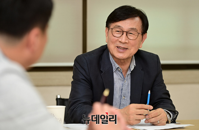 ▲ 유재중 전 의원은 중앙정부가 신공항 문제에 지나치게 관여하고 있다고 보고 있다. ⓒ정상윤 기자