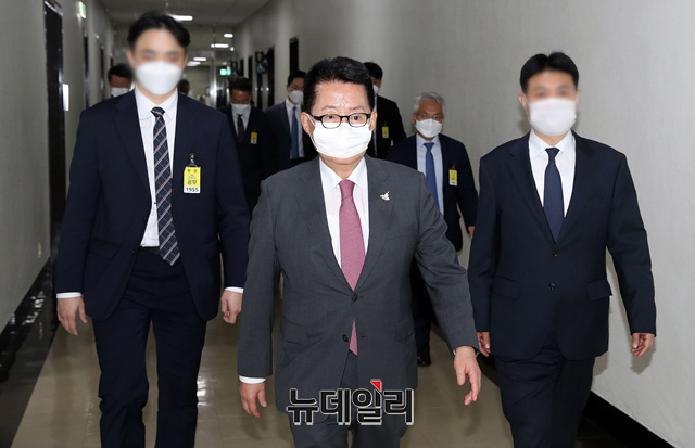 ▲ 박지원 국가정보원장이 25일 오후 국회에서 연평도 해상에서 북한의 총격으로 사망한 해양수산부 공무원 사건관련 현안보고를 위해 열린 정보위 전체회의에 참석하고 있다. (사진=공동취재단)ⓒ이종현 기자