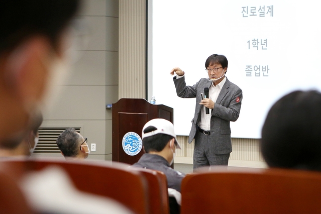 ▲ 영남이공대학교 박만교 부총장이 RC 취업사제동행 멘토링 특강에서 학생들에게 취업에 대해 말하고 있다.ⓒ영남이공대학교