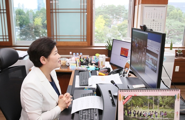 ▲ 대구 지역 학부모 대상으로 ‘2020 찾아가는 교육정책 설명회’가 지난 25일  온라인으로 개최됐다. 사진은 강은희 교육감이 축사를 하는 장면.ⓒ대구시교육청