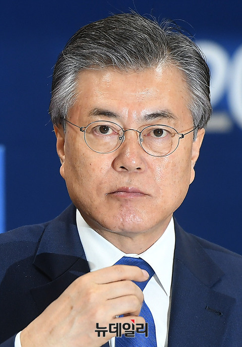 ▲ 해양수산부 소속 어업지도 공무원이 북한군에 의해 사살되고 시신이 불태워진 사건에 분노한 국민들이 문재인 대통령을 향해 직접 분노를 쏟아냈다. ⓒ페이스북 캡쳐