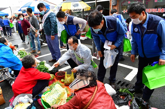 ▲ 월성원자력본부(본부장 노기경)는 추석맞이 전통시장에서 장보기 행사를 시행했다.ⓒ월성본부