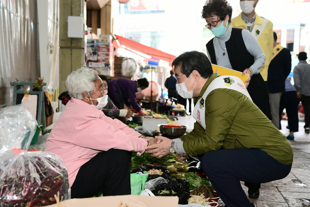 ▲ 김충섭 김천시장은 어려움을 겪고 있는 시장 상인들을 한 분 한 분 직접 만나 격려하며 애로사항을 청취했다.ⓒ김천시