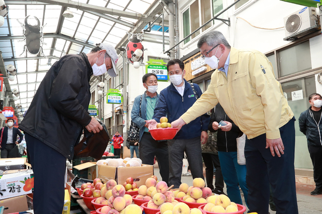 ▲ 김학동 예천군수는 추석 명절을 맞아 지역 상권과 서민경제를 살리고 상인들을 격려하기 위해 27일 오전 11시부터 예천읍 상설시장과 중앙시장에서 장보기 행사를 개최했다.ⓒ예천군