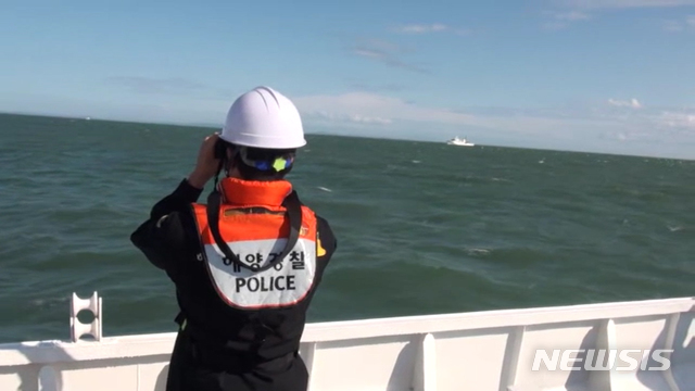▲ 인천해양경찰이 26일 인천시 옹진군 소연평도 인근 해상에서 북한군에 의해 피살된 해양수산부 서해어업관리단 소속 공무원 A(47)씨의 시신과 소지품을 찾는 수색 작업을 하고 있다. ⓒ뉴시스