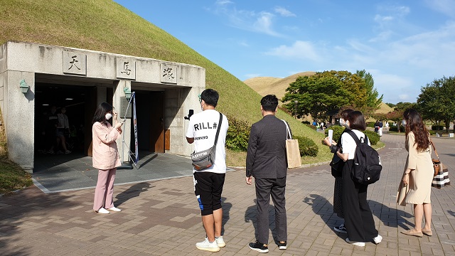 ▲ 경북문화관광공사는 지난 26일 중국 관광객을 경북으로 유치하기 위해 경주편을 생방송으로 촬영했다. 사진은 천마총을 소개하고 있는 장면.ⓒ경북관광공사