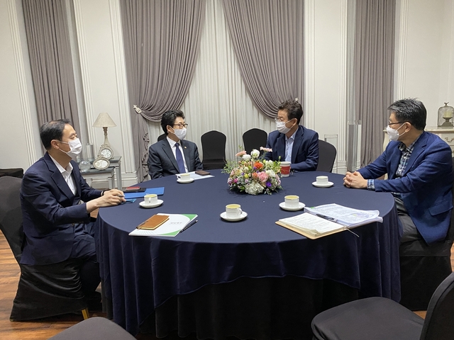 ▲ 이철우 경북도지사(오른쪽 두번째)가 27일 조명래 환경부장관이 전격적으로 만나 영주댐 방류를 농업용수공급에 지장이 없는 범위 내에서 제한적으로 방류하는 것을 적극 검토하기로 했다.ⓒ경북도