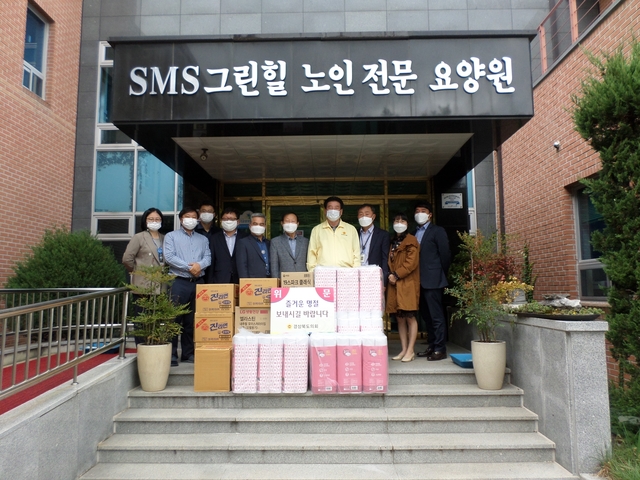 ▲ 박창석 도의원(국민의힘, 군위)은 지난 25일 추석 명절을 앞두고 군위군 군위읍에 위치한 노인요양시설를 찾아 위문품을 전달했다.ⓒ경북도의회