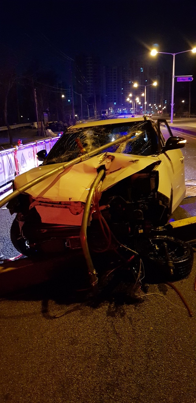 ▲ 지난 4월 3일 새벽 3시 40분쯤 충북 청주시 청원구 율량동 청주순환도로에서 티볼리 승용차가 공사현장 휀스와 충돌하면서 철 파이프 2개가 보닛과 운전석 유리창을 뚫고 들어 올 정도로 교통사고 현장이 처참한 모습이다. 이 사고로 30대 운전자는 다행히 목숨을 건졌다.ⓒ독자 제공