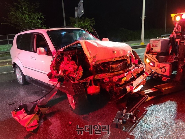 ▲ 한전전력공사 충북강원건설지사가 발주한 공사현장인 충북 청주시 청주순환도로 청주지역전기공구시설전담구 공사현장에서 지난 12일 밤 11시 40분쯤 이 곳을 운행하던 렉스턴 차량이 공사현장을 덮쳐 차량이 크게 파손됐다.ⓒ뉴데일리 DB