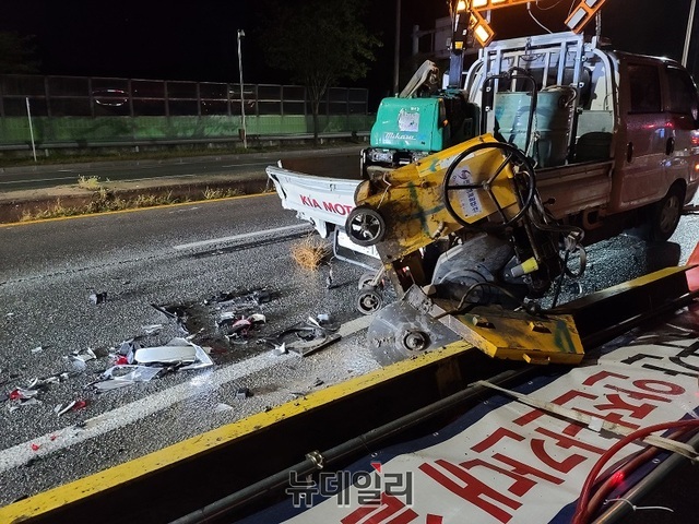 ▲ 지난 12일 밤 11시 40분쯤 청주시 상당구 청주순환도로 공사현장(우암산 터널)에서 렉스턴 차량 추돌로 인해 공사현장 트럭 후미 부분이 파손됐다.ⓒ뉴데일리 DB