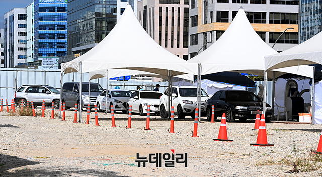 ▲ 25일 오전 서울 강서구 이대서울병원 드라이브 스루 선별진료소에서 시민들이 코로나19 검사를 받기 위해 차량에 탑승한 채 줄지어 서 있다. ⓒ박성원 기자