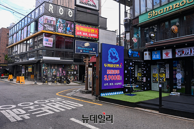 ▲ 25일 오후 서울 마포구 홍대거리가 금요일 오후임에도 불구하고 한산한 모습을 보이고 있다. ⓒ박성원 기자