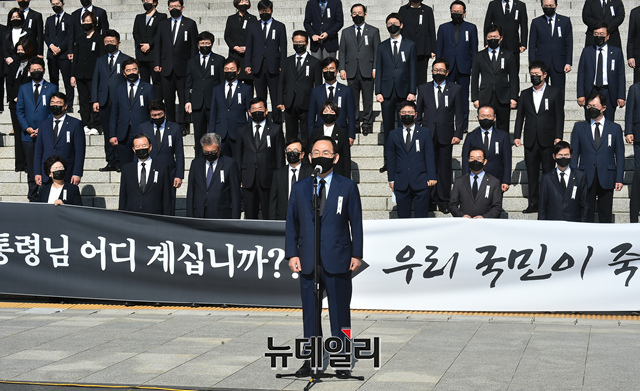 ▲ 주호영 국민의힘 원내대표가 28일 오전 국회 본관 앞 계단에서 열린 '북한의 우리 국민 학살 만행 규탄 긴급의원총회'에서 발언을 하고 있다.ⓒ이종현 기자